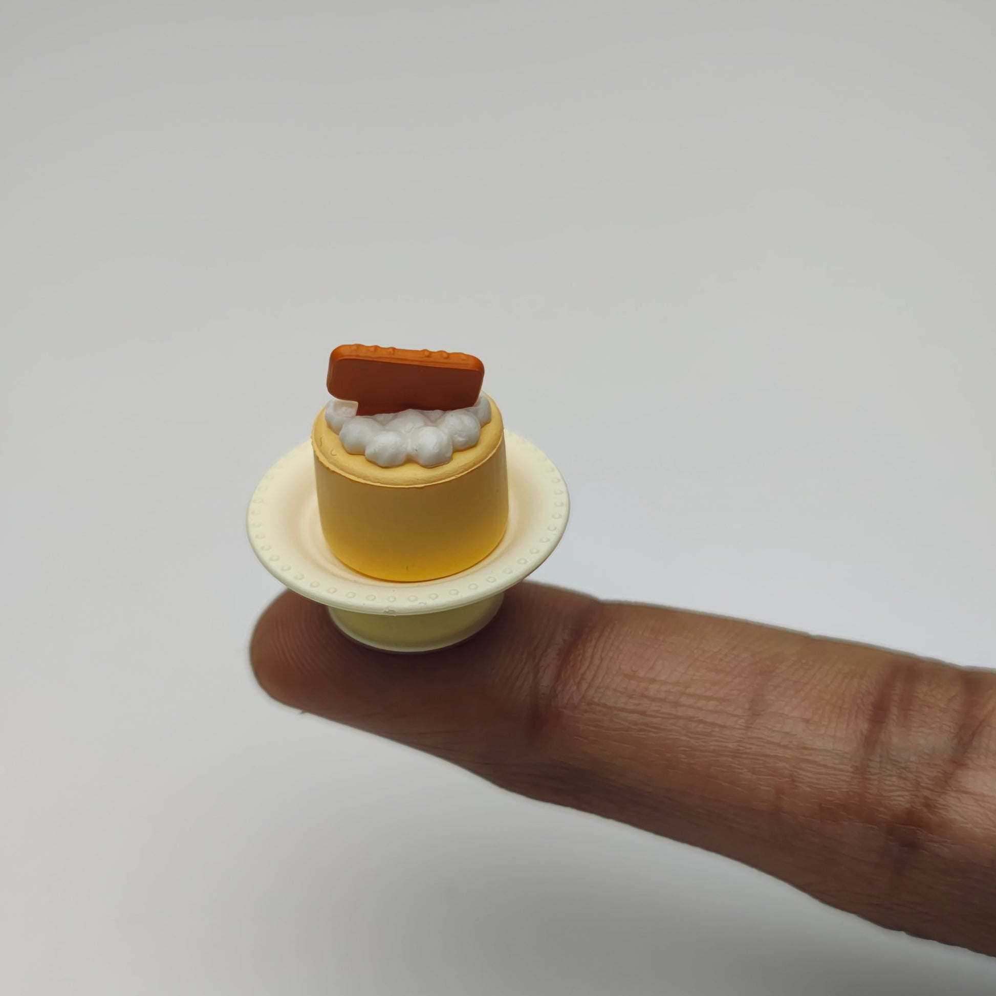Creamy_Cake_Topped_with_Biscuit_image_1