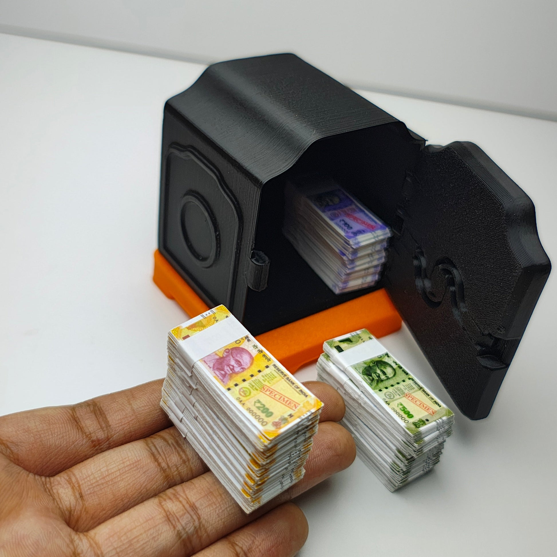 Locker_with_Cash_Bundle_image_2