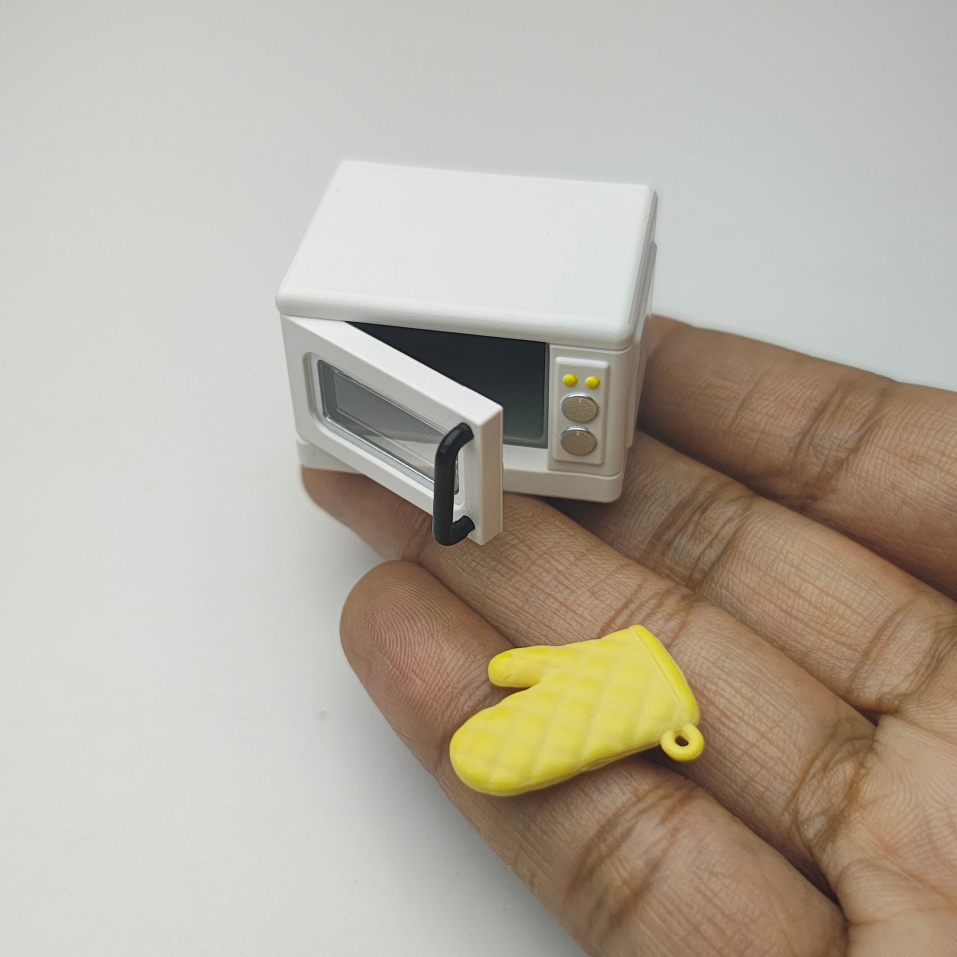 Microwave_with_Glove_image_1