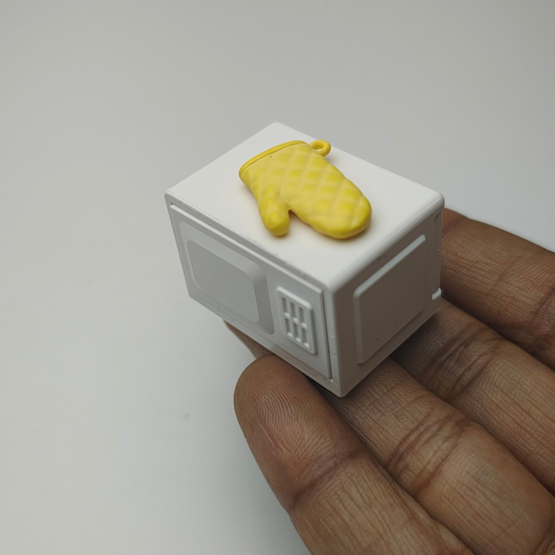 Microwave_with_Glove_image_2