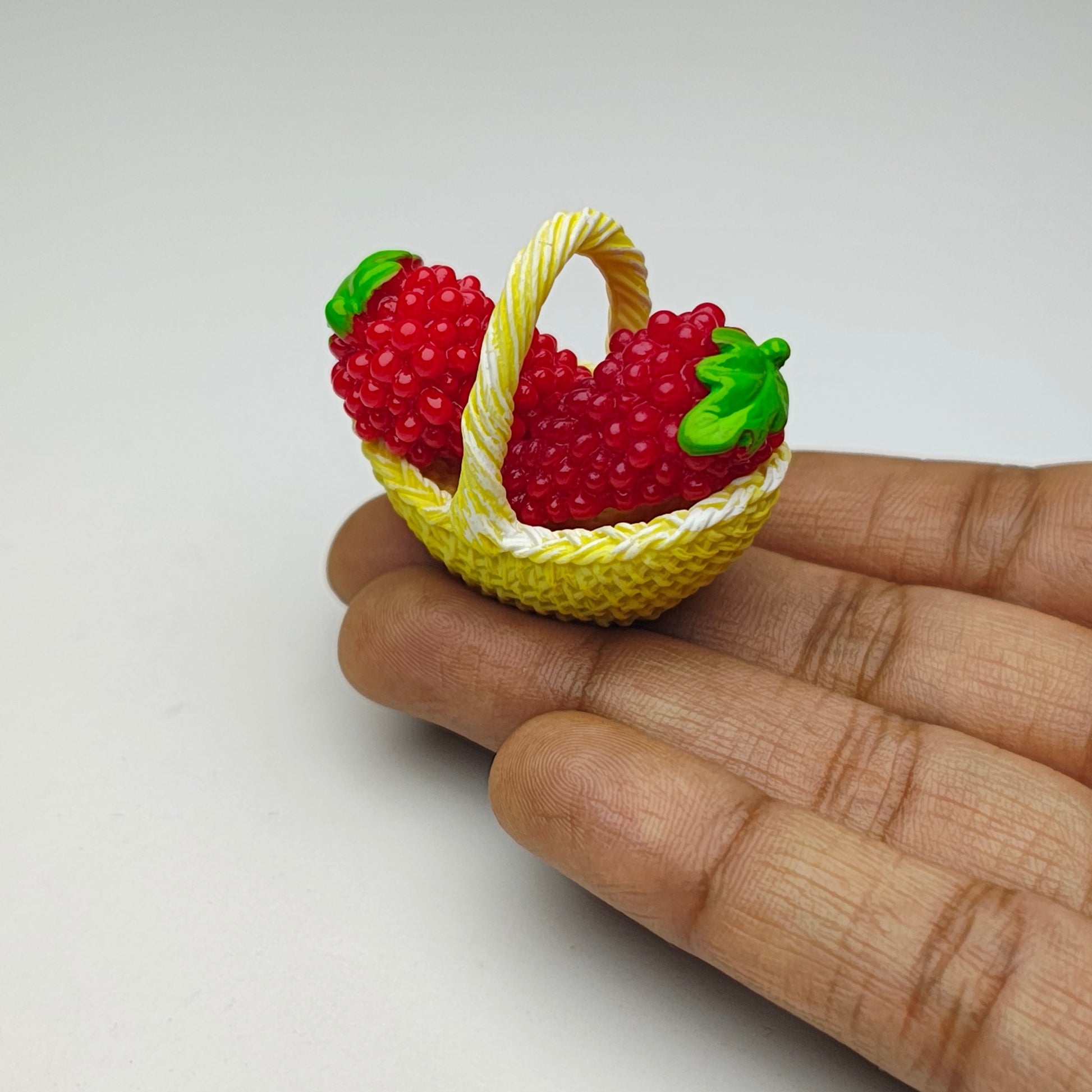 Red_Grapes_Basket_image_1
