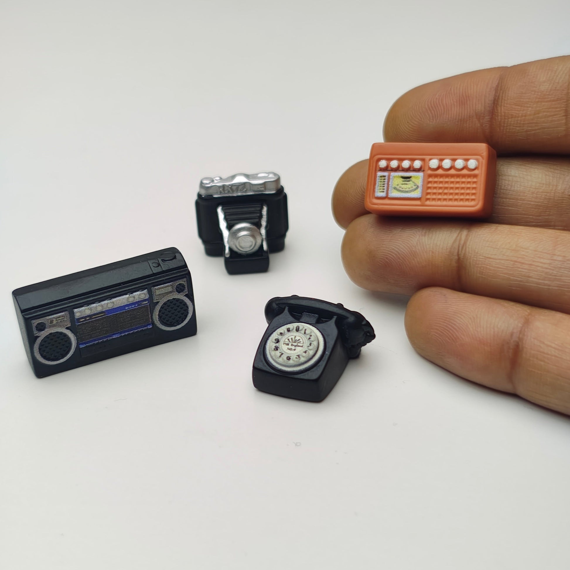 Retro_Style_Miniature_Set_image_1