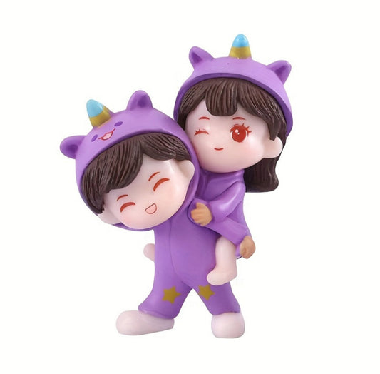 Romantic_Couple_Lifting_Statue_image_1